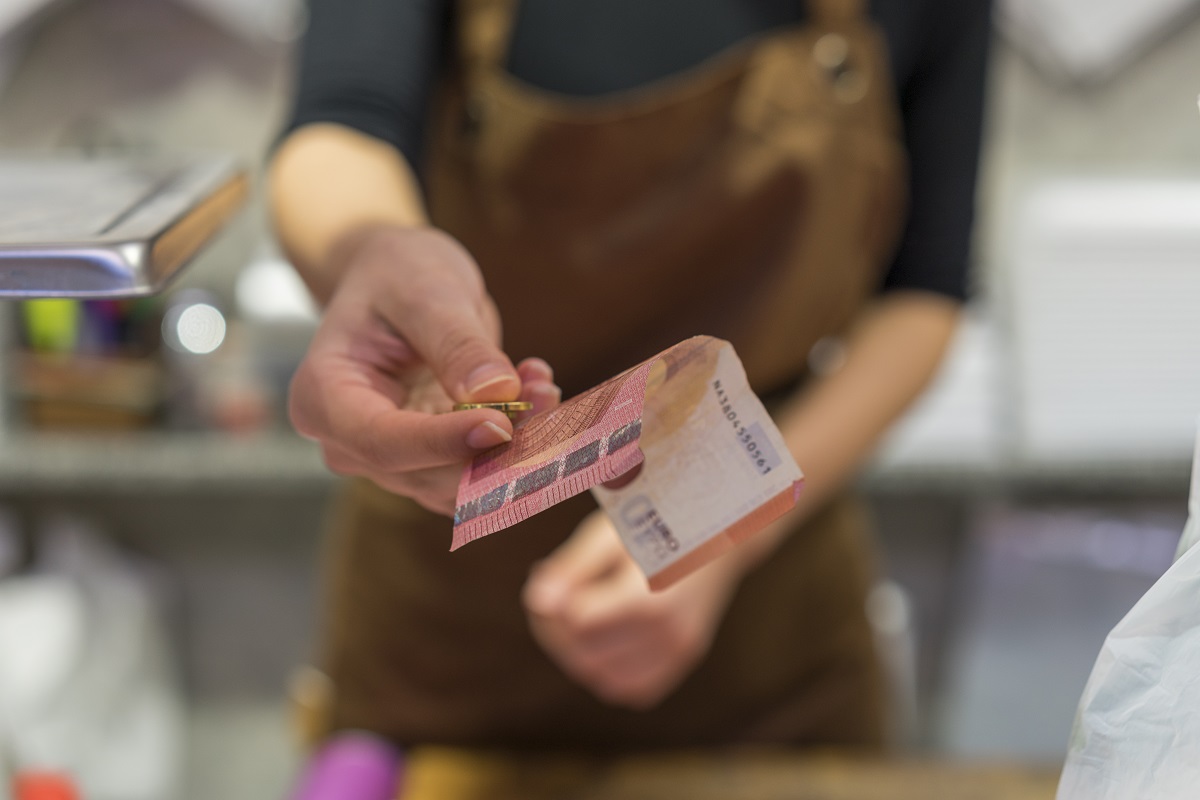 A person returns change in euros